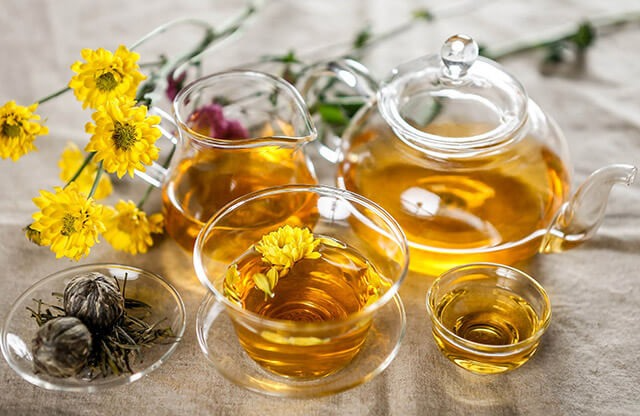 Tr&agrave; hoa c&uacute;c v&agrave; những lợi &iacute;ch tuyệt vời đối với sức khỏe