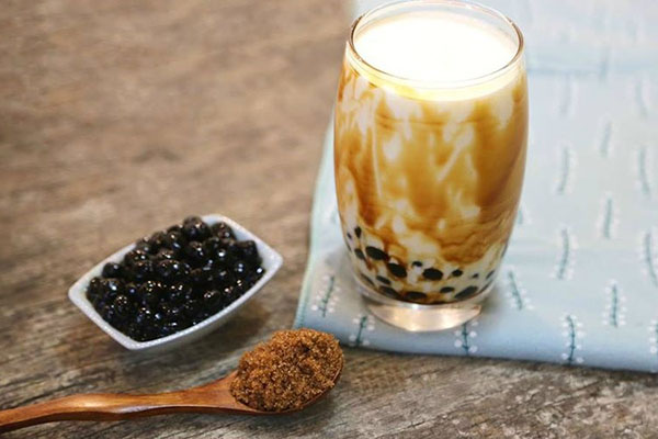 C&aacute;ch l&agrave;m sữa tươi tr&acirc;n ch&acirc;u đường đen chuẩn vị tại nh&agrave;